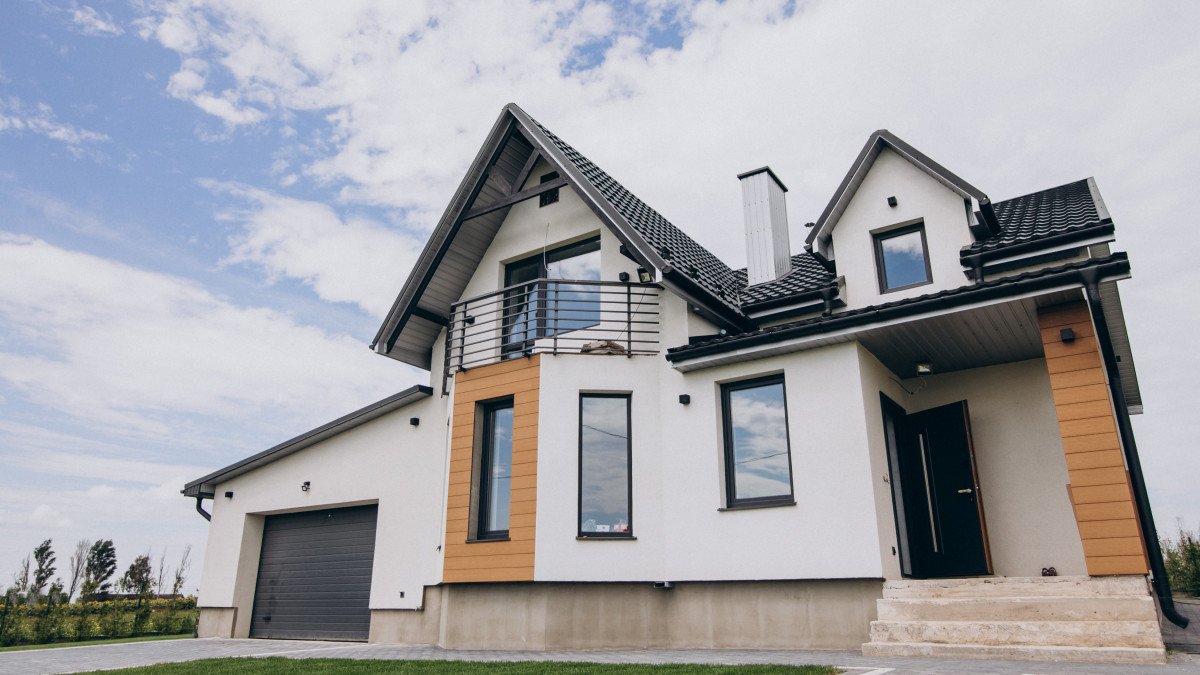 une maison individuelle avec des menuiseries en aluminium